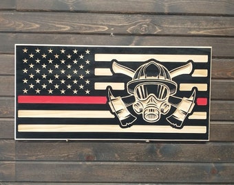 Dünne rote Linie Feuerwehrmann-Holz amerikanische Flagge