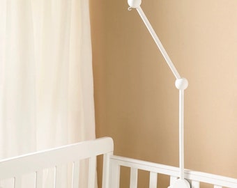 Support mobile en bois de hêtre feutré pour le lit bébé en blanc