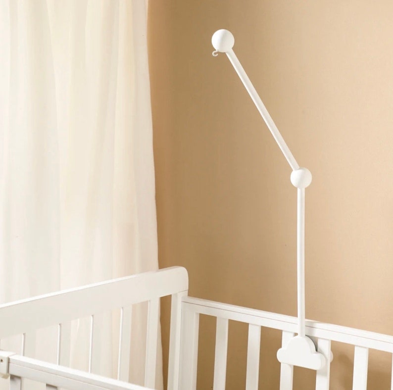 Support mobile en bois de hêtre feutré pour le lit bébé en blanc image 1