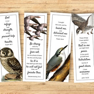 Puede incluir: Cuatro marcapáginas con citas inspiradoras e imágenes de pájaros y animales. Las citas son de la Biblia e incluyen versículos como "Dios es nuestro refugio y fortaleza" y "Sé fuerte y valiente, no temas".
