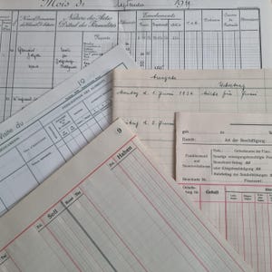 Può includere: Una collezione di pagine di vecchi registri e documenti, con testo manoscritto e colonne. Le carte sono invecchiate con segni di usura visibili, tra cui macchie d'inchiostro e pieghe. I documenti sembrano provenire da epoche e lingue diverse.