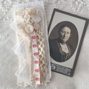 Vintage kantpakket, visitekaartjes, glazen en parelmoeren knopen, waslabel