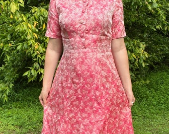 Abito midi in broccato rosa rosa degli anni '60