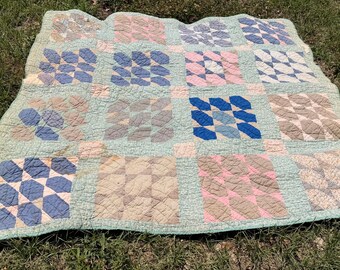 jaren 1930 East to Eden-quilt in lichtgroene bloemen | Dekbedovertrek uit de jaren 30 met patchwork