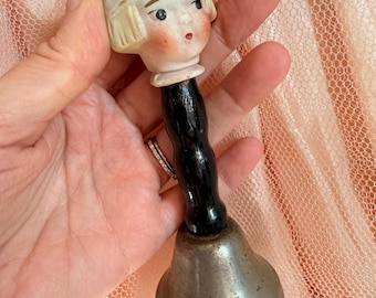 Campana con cabeza de muñeca antigua de los años 20 / Decoración inusual para el hogar / Chica flapper de los años 20 para decoración de tocador