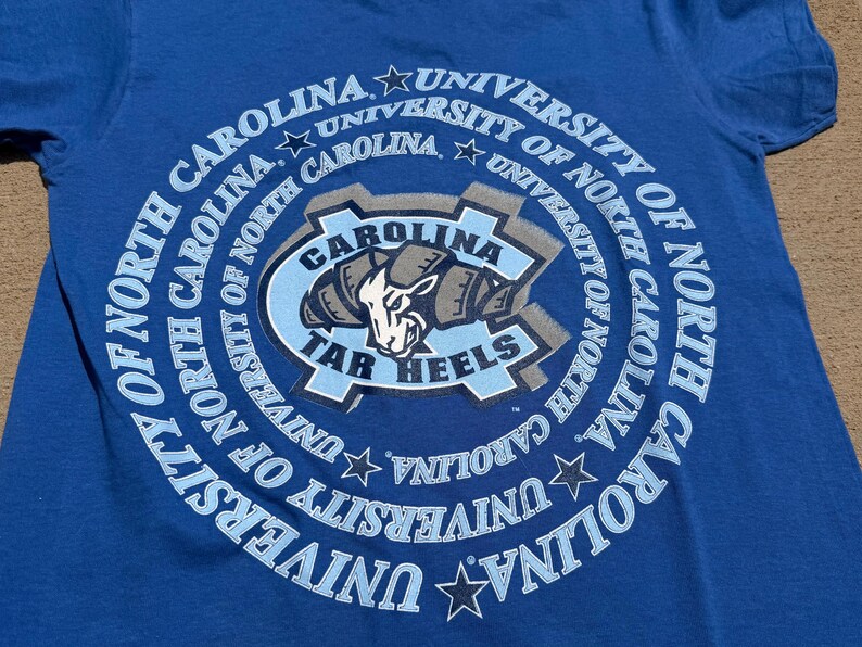 T-shirt med klackar från University of North Carolina från 1990-talet | T-shirt med UNC Chapel Hill från 90-talet bild 3