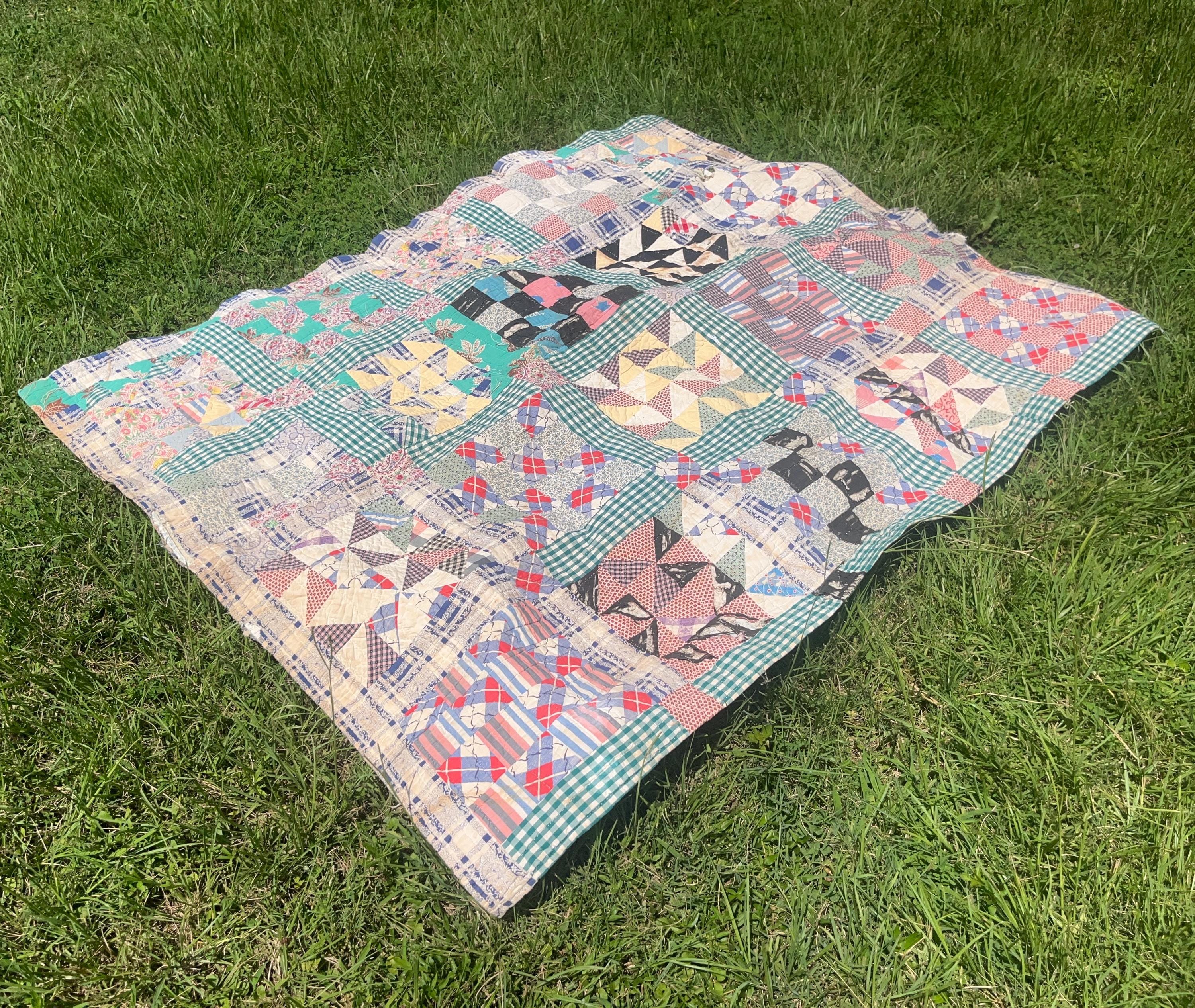 As Is Wounded 1940s 16-Patch Green Gingham Feedsack Quilt do projektów lub napraw | Cutter Quilt