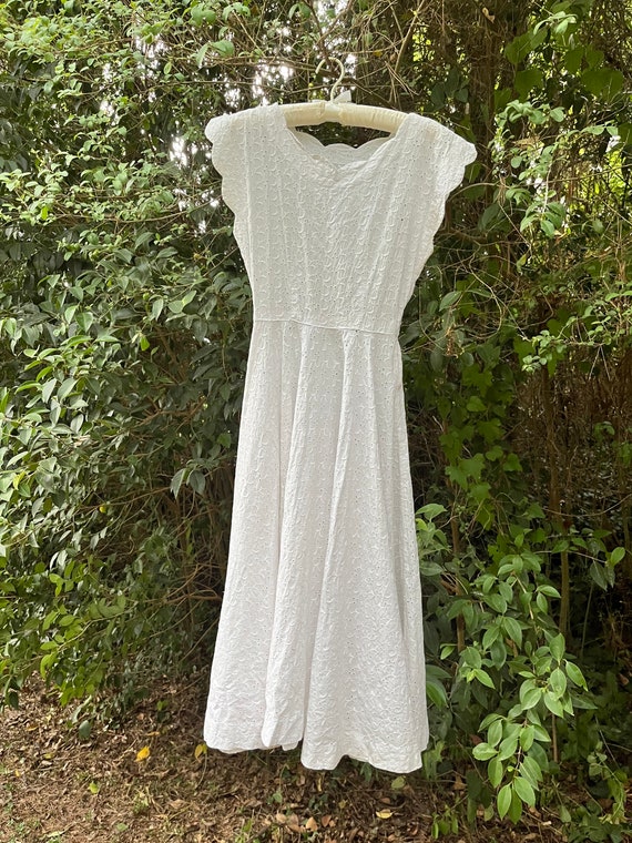 1950s White Eyelet Dress with Full Circle Skirt - image 8
