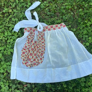 1950s White Apron with Geometric Pattern Accents and Large Pocket