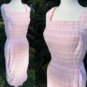Vestido ondulado rosa de la década de 1950 en encaje de Minx Modes