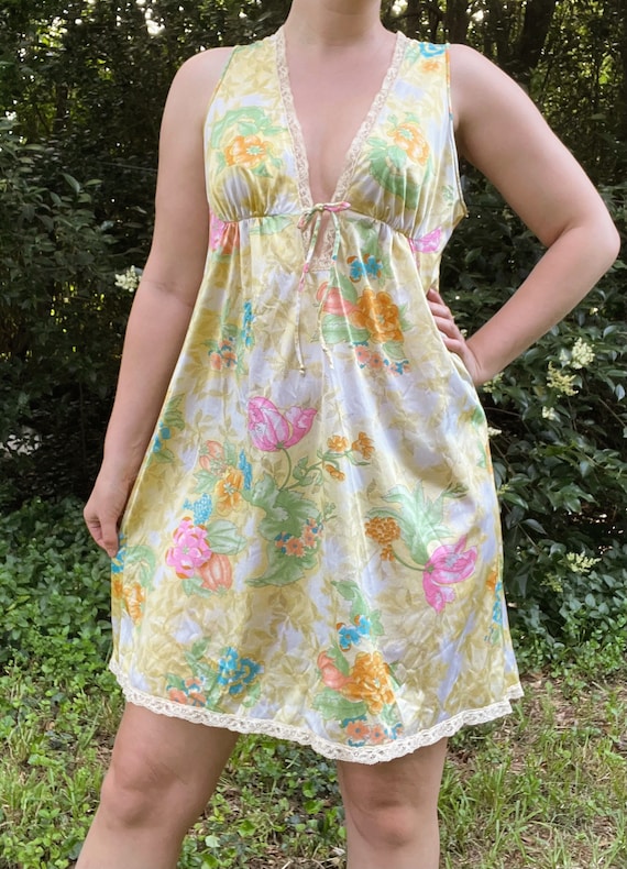 1970s Groovy Floral Print Nightgown by Vanity Fai… - image 3