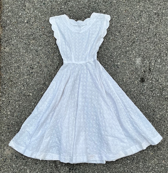 1950s White Eyelet Dress with Full Circle Skirt - image 7