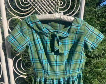Jaren 50 geruite jurk in groen en blauw met Peter Pan-kraag en stropdas