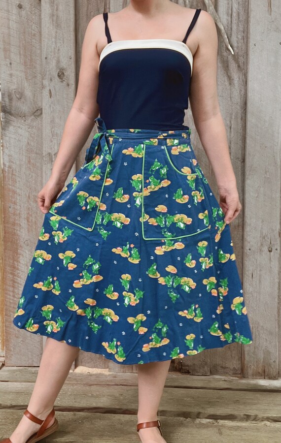 1970s Frog Print Wrap Skirt | 70s Novelty Midi Sk… - image 3