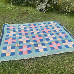 Lichtgewicht jaren 1930 quilt met negen patches in blauw met bloemen en geometrische prints | Cottage bedovertrek | Vintage decoratie