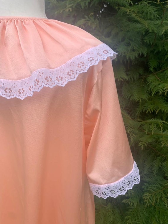 1960s Pink Peignoir Robe with White Lace Trim - image 6