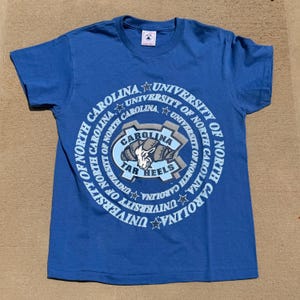 T-shirt med klackar från University of North Carolina från 1990-talet | T-shirt med UNC Chapel Hill från 90-talet bild 1