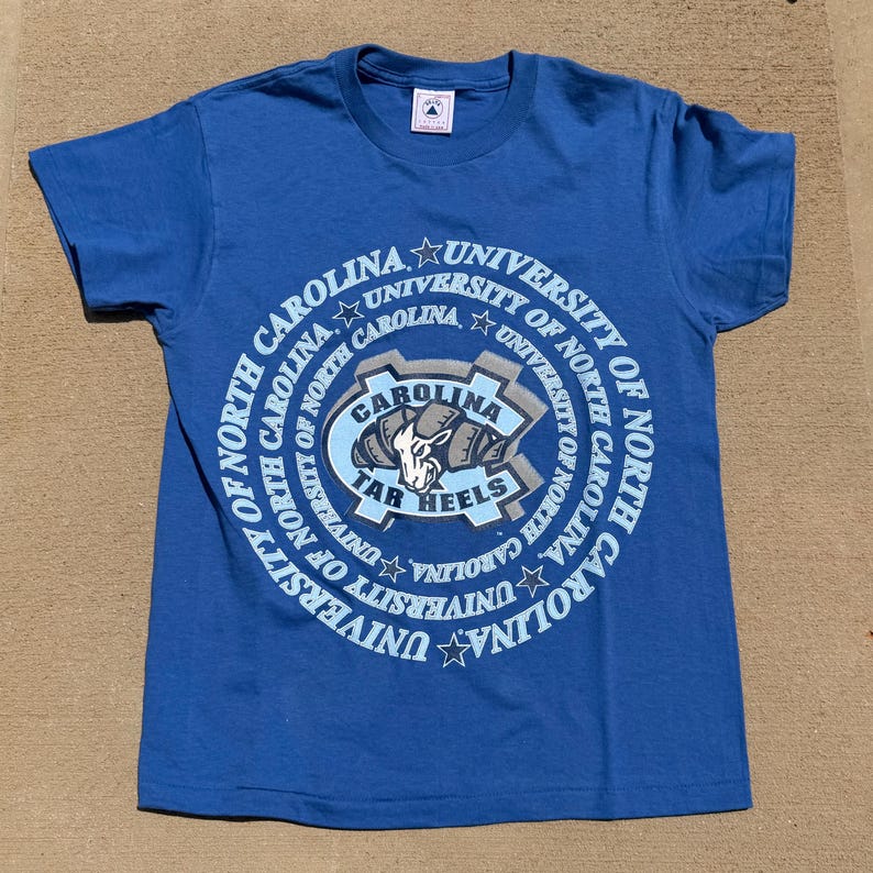 T-shirt med klackar från University of North Carolina från 1990-talet | T-shirt med UNC Chapel Hill från 90-talet bild 1