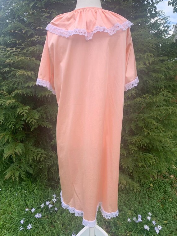 1960s Pink Peignoir Robe with White Lace Trim - image 4