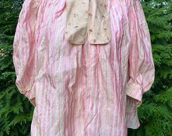 Antik edvardiansk rosa randig blus / överdel med handmålad blommig krage från 1900-talet