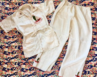 Zijden pyjama uit de jaren 40 met geborduurde zeilbootjes | Japanse souvenir loungewear uit de jaren 40 en 50