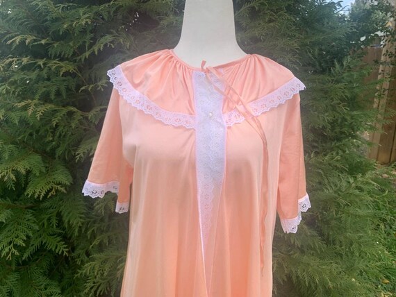 1960s Pink Peignoir Robe with White Lace Trim - image 3