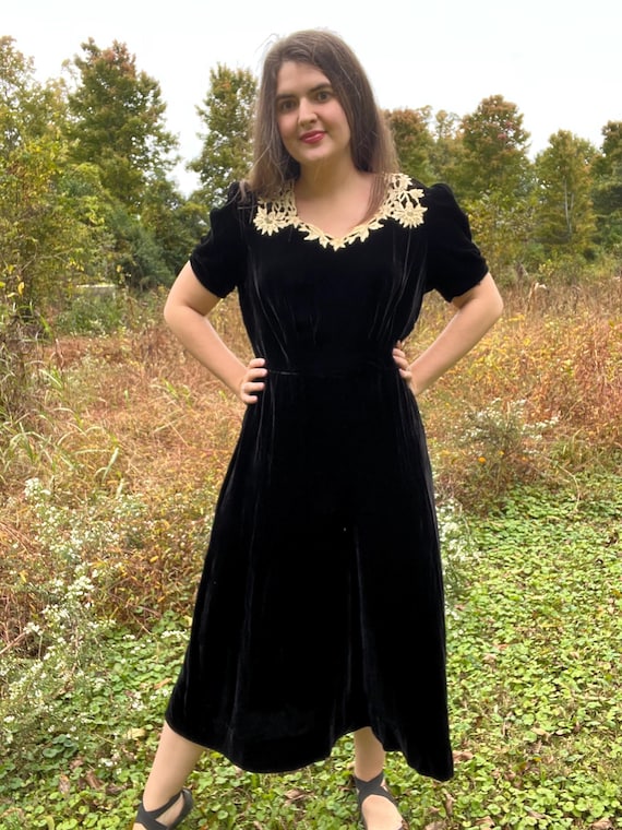 Lace Collar Short Sleeve Black Velvet Dress 1940s Black Velvet Gown With  Lace Embellishment 40s Dress