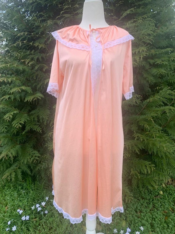 1960s Pink Peignoir Robe with White Lace Trim - image 2