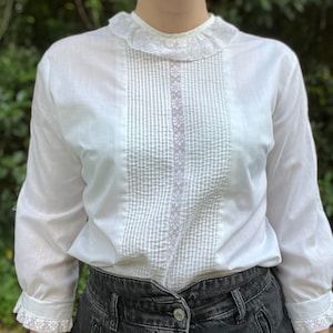 Vintage 1970s Victorian Inspired Blouse with High-Neck Lace Collar and Beautiful Pin-tucks | White 70s Top