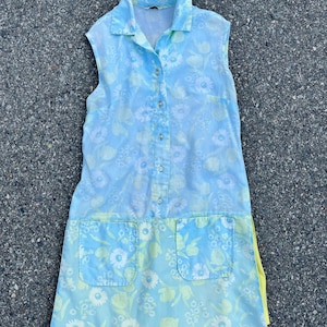 Tuta da gioco floreale blu sbiadito anni &#39;60 / Tuta anni &#39;60 con pantaloncini giallo brillante