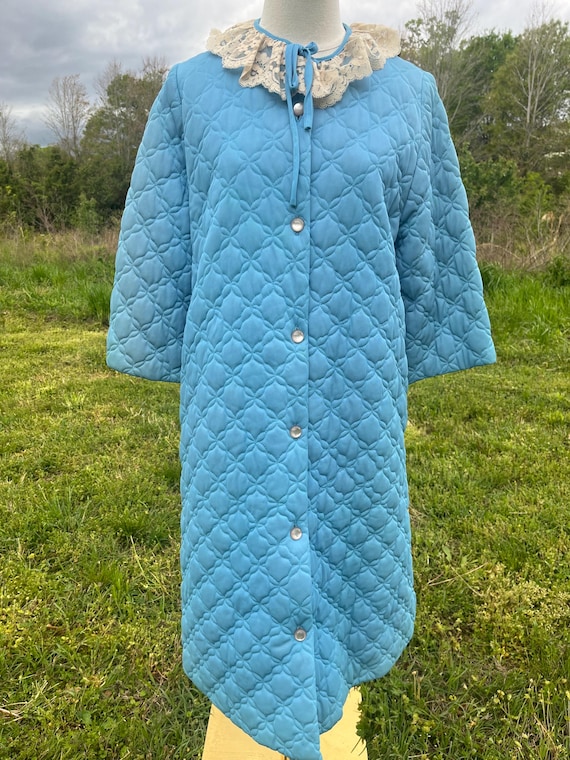 1950s Cornflower Blue Quilted Robe with Lace Collar by Heiress | 50s House Coat Bathrobe