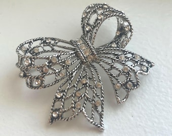 Brosch med strass och rosett från 1990-talets kavajnål
