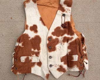 Kamizelka z krowiej skóry z lat 60. z wiszącymi zawieszkami w kształcie kowbojskich butów i guzikami w kształcie krowy | Vintage Western Accessories