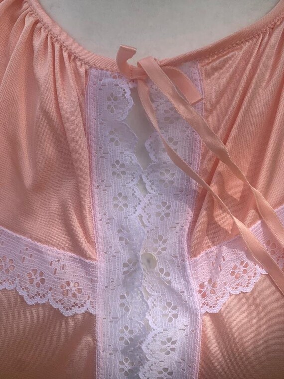 1960s Pink Peignoir Robe with White Lace Trim - image 7