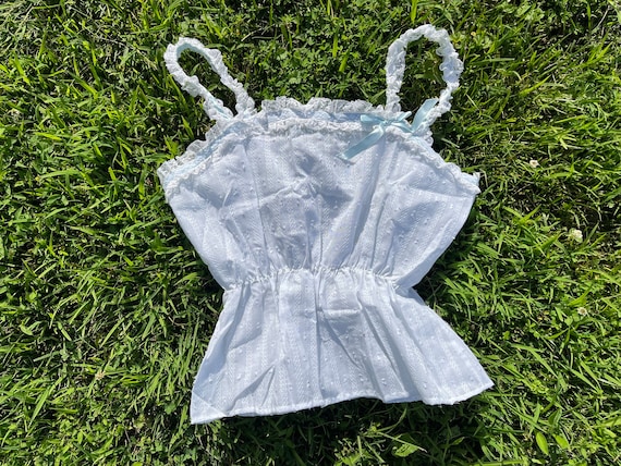 eyelet ribbon cami (white × blue ribbon)
