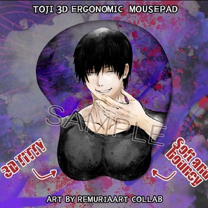 Könnte beinhalten: Ein ergonomisches 3D-Mauspad mit einer Schwarzweißillustration eines Mannes mit schwarzen Haaren. Das Mauspad hat einen lila und roten Hintergrund mit dem Text "3D Titty" und "Soft and bouncy" an den Seiten. Der Text "Art by Remuriaart Collab" befindet sich am unteren Rand des Mauspads.