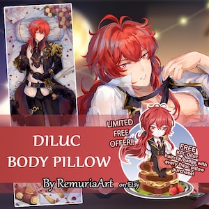 Pode incluir: Uma almofada de corpo vermelha e preta com um personagem de anime de cabelo vermelho e roupa preta. A almofada é etiquetada como "Diluc Body Pillow" e "By RemuriaArt on Etsy". Uma imagem menor do personagem é mostrada no canto inferior direito com o texto "Limited Free Offer!!" e "Free KFC Diluc hairclip/badge with every Diluc pillow purchase!"