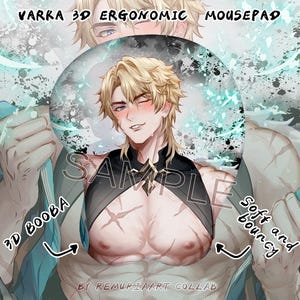 Puede incluir: Una taza de cerámica blanca con asa negra y el texto "But First, Coffee" en negrita negra. La taza se encuentra sobre un fondo borroso, sugiriendo un ambiente acogedor.