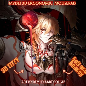 Może przedstawiać: Ergonomiczna podkładka pod mysz z ilustracją w stylu anime postaci z blond włosami i czerwonymi detalami. Podkładka zawiera tekst "MYDEI 3D ERGONOMIC MOUSEPAD", "3D Titty", "Soft and bouncy", i "SAMPLE". Grafika jest kolaboracją RemuriaArt.