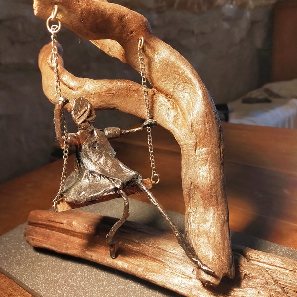 Figurine - poupée - sculpture - bois - fil de fer - La balançoire de Chloé