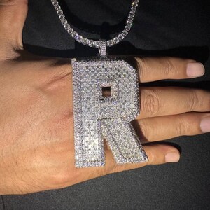 Collar con nombre personalizado de moissanita con fuente baguette, estilo hip hop, colgante con hielo, colgante personalizado con la letra R inicial, collar con hielo, colgante con la letra R