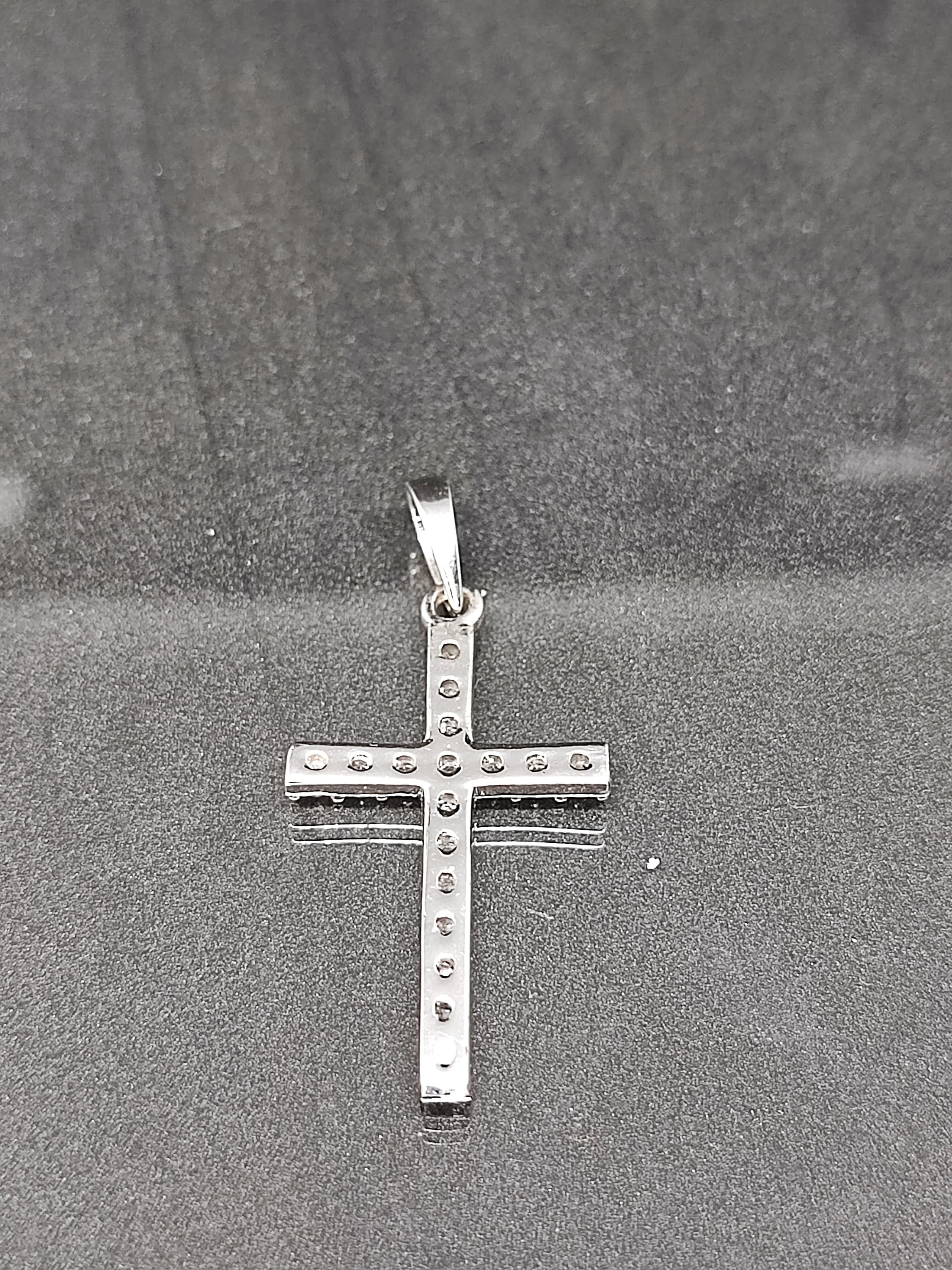 Ciondolo a forma di croce ghiacciata con baguette di moissanite Ciondolo a forma di croce ghiacciata con baguette di moissanite