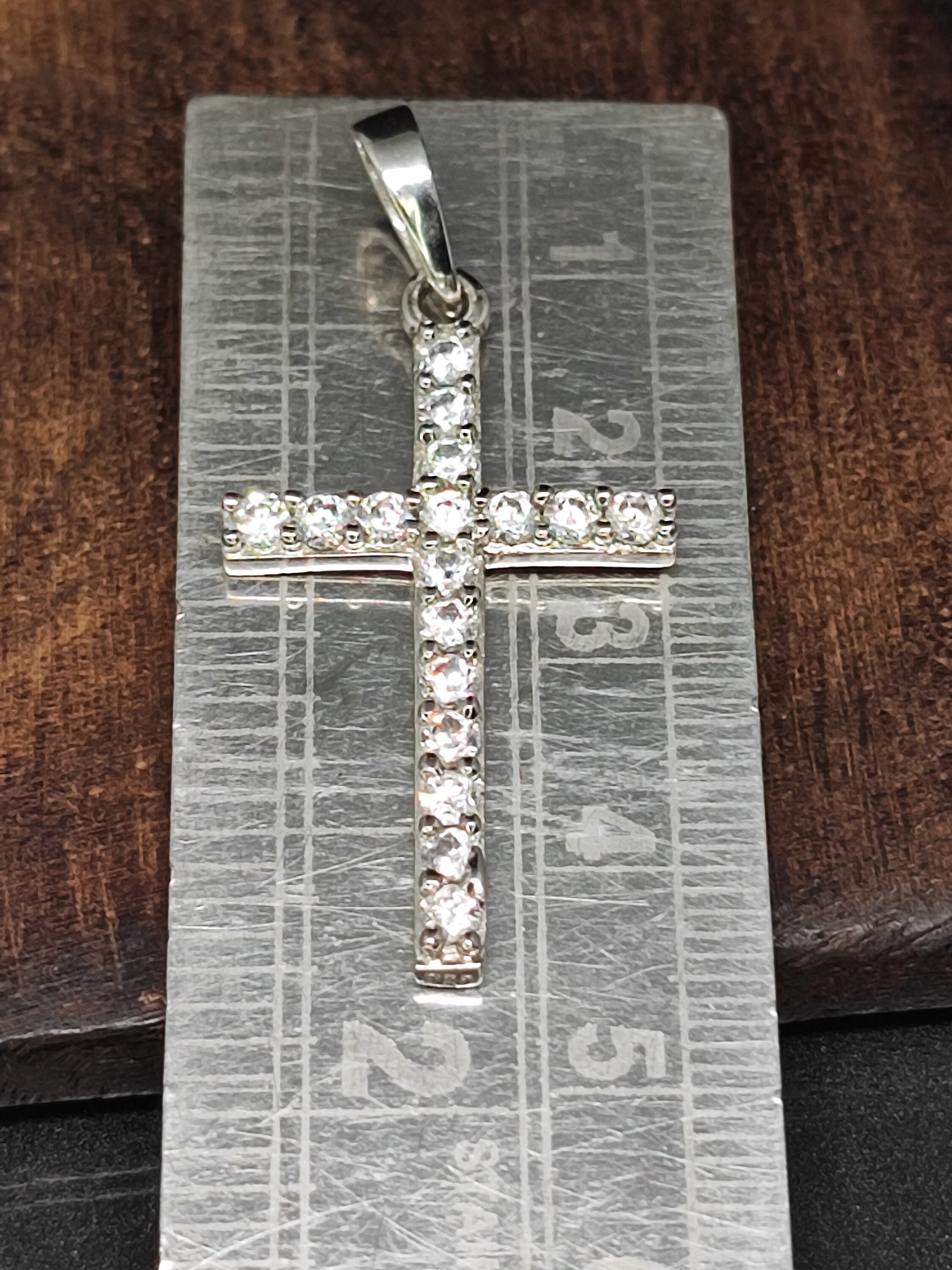 Ciondolo a croce con moissanite: gioielli religiosi in argento sterling - Italia Ciondolo a croce con moissanite: gioielli religiosi in argento sterling - Italia