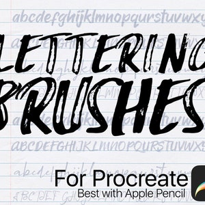 Puede incluir: Letras en blanco y negro en una página de cuaderno rayada que dice "LETTERING BRUSHES" con el texto "For Procreate" y "Best with Apple Pencil" debajo. La imagen también incluye un pequeño icono de la aplicación Procreate.