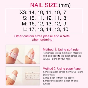 Pu&ograve; includere: Tabella delle dimensioni delle unghie con misure in millimetri. La tabella mostra diverse dimensioni per extra small, small, medium e large. La tabella include anche istruzioni su come misurare la dimensione delle tue unghie usando un righello morbido o carta e nastro adesivo.