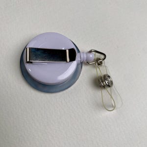 シルバースパイラルバッジリール – 手作りのクローム渦巻き型格納式IDホルダー – 看護師、教師、オフィススタッフ向けのかわいいバッジホルダー 画像 3