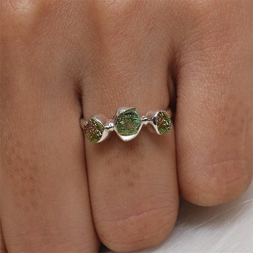 Anello In Argento 925 Con Moldavite Naturale Sfaccettata 0.95 Carati, Taglio Eccellente, Taglia 7