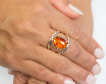 Anillo de ámbar coñac báltico: Piedra preciosa elaborada a mano en plata de ley 925.