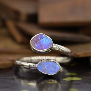 Anello con pietra di luna arcobaleno grezza: gioiello boho in argento sterling
