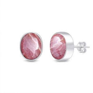 Op de afbeelding: Een paar oorstekers met ovale, roze edelstenen gezet in zilver metaal. De edelstenen hebben een gemarmerd uiterlijk met verschillende tinten roze en wit. De oorbellen hebben een eenvoudig, elegant ontwerp.